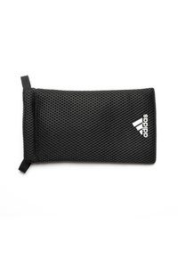 Sacchetto con coulisse in rete nera, dalla superficie testurizzata e con il logo Adidas bianco. Dotato di una linguetta per un'apertura e chiusura facili.
