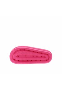 Suela de zapato de goma rosa con un patrón texturizado, que cuenta con perforaciones para drenaje. Forma asimétrica con bordes elevados.