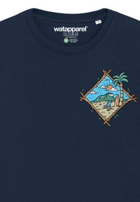 T-shirt en coton bleu marine avec un graphique coloré représentant une scène de plage, encadré par des bâtons en bois, avec des palmiers et des vagues.