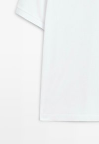 Weißes T-Shirt mit kurzen Ärmeln, das die obere linke Seite zeigt, mit sichtbarem Ärmelsaum und sauberer Stoffstruktur.