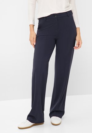 Pantaloni a gamba larga blu navy realizzati in tessuto liscio. Presentano una chiusura con bottone e tasche inclinate ai lati. Vita aderente.