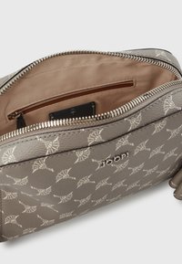 Borsa a tracolla in pelle grigia con motivo in rilievo e zip argentata. L'interno presenta una fodera in tessuto chiaro e una piccola tasca con zip.