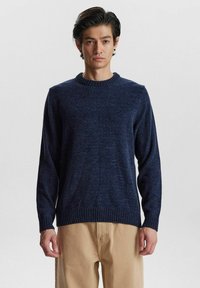 Marineblauer Strickpullover mit geripptem Rundhalsausschnitt und langen Ärmeln, der eine strukturierte Oberfläche sowie eng gestrickte Bündchen und Saum aufweist.