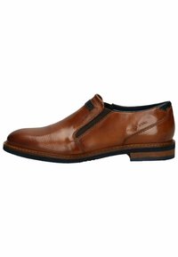 Braune Leder-Schlupfschuhe mit glatter Oberfläche, perforierten Details an der Vorderseite, elastischen seitlichen Akzenten und einer schwarzen Gummisohle.