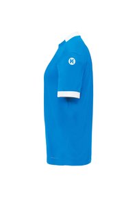 Polo shirt de sport bleu avec un col et des accents de manches blancs. Doté d'un logo sur l'épaule gauche. Fabriqué en tissu lisse et respirant.