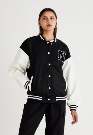 Veste varsity noire et blanche avec un grand patch en "N", des poignets et un ourlet côtelés, et des poches latérales, dotée d'un design à fermeture à boutons.