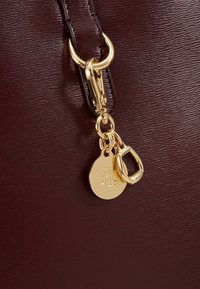 Lauren Ralph Lauren Axelremsväska - bordeaux