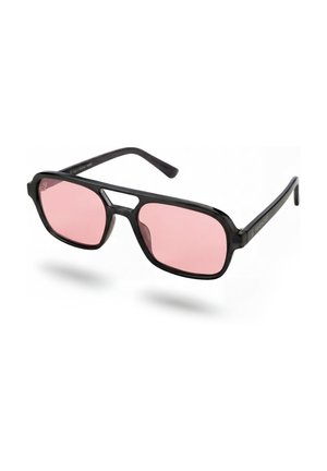 Schwarz gerahmte Sonnenbrille mit rechteckigen, rosa getönten Gläsern und einem doppelte Steg-Design, vor einem weißen Hintergrund liegend.