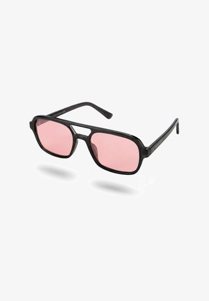 Schwarz gerahmte Sonnenbrille mit rechteckigen, rosa getönten Gläsern und einem doppelte Steg-Design, vor einem weißen Hintergrund liegend.