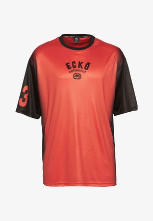 Rotes und schwarzes kurzärmliges T-Shirt aus glattem Stoff, mit dem Logo "ECKŌ unlimited" und der Nummer "3" auf dem Ärmel.