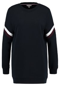 Sudadera negra de manga larga con rayas blancas y rojo oscuro en las mangas superiores y puños y dobladillo acanalados.