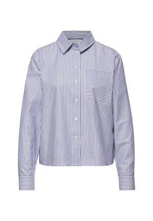 Langærmet skjorte med knapper, blå og hvide lodrette striber samt en brystlomme med kontrasterende vandrette striber.