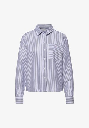 Koszula na długi rękaw z pionowymi niebiesko-białymi paskami oraz kontrastową poziomą kieszenią na piersi.