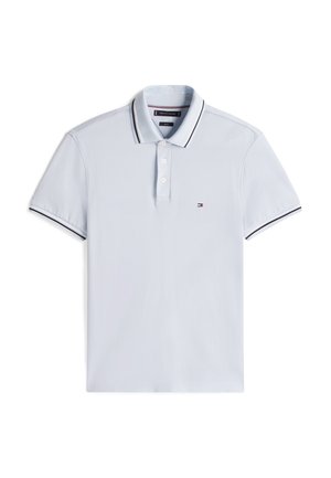 Lichtblauw poloshirt met een drieknoopssluiting, contrastkleurige kraag en mouwboord in marineblauw en wit, logo op de linkerborst.