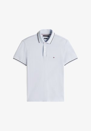 Jasnoniebieska koszulka polo z trzema guzikami, kontrastowym kołnierzykiem i wykończeniem rękawów w granatowym i białym kolorze, logo na lewej piersi.