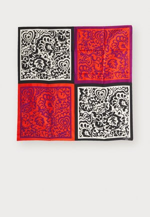 Écharpe en soie présentant quatre quadrants : imprimé floral noir et blanc, motifs rouges et oranges avec des cœurs, bordée de noir.