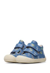 Ett par blåa skor för småbarn med färgglada dinosauriemotiv och dubbla kardborreband, off-white strukturerade gummisulor.