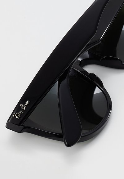 Черен слънчеви очила Ray-Ban с лъскави рамки, тъмни лещи и изразително лого на рамото. Стилен дизайн с модерни линии.