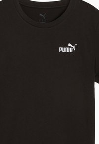 Μαύρο κοντομάνικο μπλουζάκι Puma με στρογγυλή λαιμόκοψη και λευκό λογότυπο Puma στο αριστερό μέρος του στήθους.