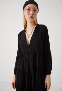 JDY JDYSTARR LIFE V NECK SHORT DRESS - Denné šaty - black
