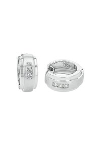 Silver hoopörhängen har en borstade yta med ett slätt band. En rad små klara stenar är inlagda för detalj, vilket förstärker designen.