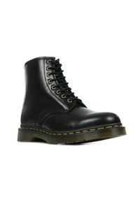 Stivali alla caviglia in pelle nera con lacci frontali, cuciture gialle e suola in gomma spessa. Finitura liscia e design con punta rotonda.