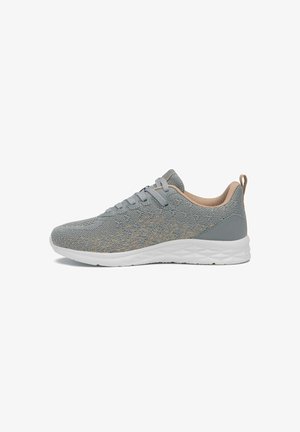Sneaker in maglia grigio chiaro con fodera beige, suola bianca imbottita, chiusura frontale con lacci e linguetta sul tallone, vista laterale su sfondo bianco.