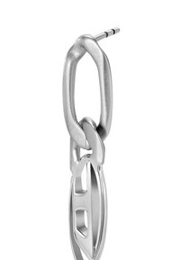 Pendiente de metal plateado en forma de un eslabón de cadena abstracto, con una textura suave y un acabado pulido. Presenta un diseño alargado y con bucle abierto.