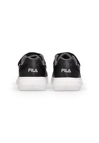 Sneaker nere e grigie con tomaia testurizzata, colletto imbottito e suola in gomma bianca. Presentano una chiusura in velcro e il brand Fila.