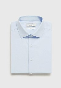 Lichtblauw slim-fit overhemd, van katoen, met knoopsluiting aan de voorkant, opgevouwen met een strakke kraag. Waslabel zichtbaar binnenin de kraag.