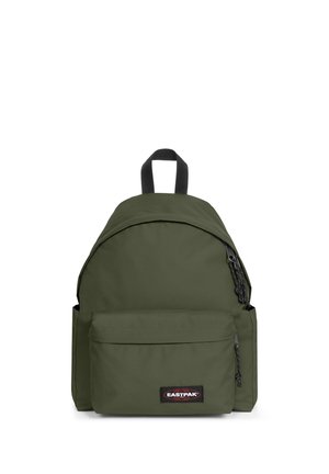 Groene Eastpak-rugzak met voorvak met ritssluiting, zijvakken en een zwarte bovenste draaggreep op een witte achtergrond.