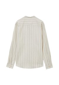Camicia bianca a maniche lunghe con sottili righe verticali, dotata di polsini con bottone e dettagli sulla spalla posteriore. Tessuto texturizzato.