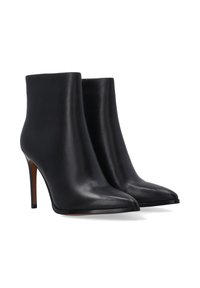 Černé kožené kotníkové boty s špičatou špičkou a stiletto podpatky. Hladká textura s minimalistickým designem a žádnými viditelnými kovovými částmi.