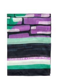 Sciarpa colorata con motivi astratti di mattoni in viola, verde e nero, con dettagli testuali in colori a contrasto lungo il bordo inferiore.
