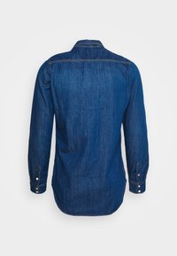 Koszula dżinsowa w ciemnoniebieskim kolorze, z długimi rękawami, kołnierzem oraz mankietami zapinanymi na białe guziki. Gładka faktura i zaokrąglony dolny brzeg.