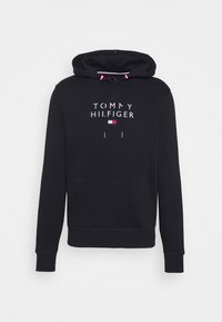 El sudadera negra con capucha tiene un bolsillo frontal tipo canguro, capucha ajustable con cordón y un logotipo bordado de "TOMMY HILFIGER" con acentos rojos y azules.