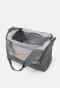 Nike Performance XS DUFFLE 25L UNISEX - Saco de desporto - smoke grey/smoke grey/orange trance