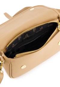 Beige Leder Umhängetasche mit goldenen Beschlägen, Reißverschluss, und Stofffutter mit Markenlogo. Innenfach mit Reißverschluss.