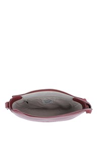 Borsetta in pelle rossa con un esterno testurizzato, chiusura con zip e un interno in tessuto beige che mostra un'etichetta con il logo.