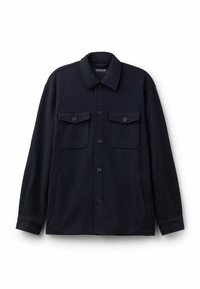 Chaqueta azul marino hecha de tela suave, con cierre de botones en la parte delantera, dos bolsillos en el pecho y bolsillos laterales, con un diseño de cuello clásico.