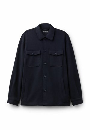 Námořnická modrá bunda vyrobená z měkké tkaniny, s předním zapínáním na knoflíky, dvěma náprsními kapsami a bočními kapsami, s klasickým designem límce.