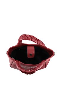 Borsa a tracolla in pelle rossa con manico intrecciato, ampio interno nero e chiusura magnetica. Presenta dettagli argentati lucidi all'esterno.