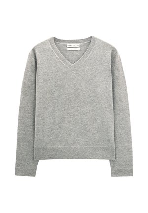 Szary, lekki sweter z miękkiego materiału; posiada dekolt w kształcie V oraz prążkowane mankiety i dół. Prosty, gładki design bez wzorów.