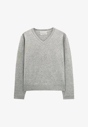 Szary, lekki sweter z miękkiego materiału; posiada dekolt w kształcie V oraz prążkowane mankiety i dół. Prosty, gładki design bez wzorów.