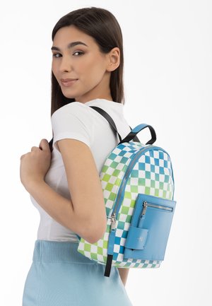 Rugzak met een schaakbordpatroon in groen en blauw, voorzien van een voorzak met rits, zwarte schouderbanden en een blauw accent. Glad materiaal.