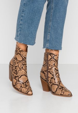 Bottines à talons hauts - brown