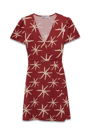 Vestido rojo envolvente con mangas cortas abullonadas, patrón de estallido de estrellas en beige, escote en V profundo y detalle de botones en el costado. Tela ligera, diseño casual.
