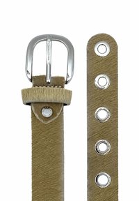 Ceinture en cuir tan avec une boucle en métal argenté, dotée d'une texture douce, et d'une boucle détachable avec trois trous ronds pour ajuster la taille.