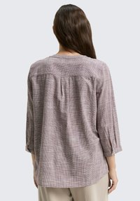 Lange mouwen, losse blouse in lichtpaars met een geruit patroon, voorzien van knoopmanchetten en een geplooide rugpasse. 