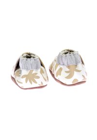 Chaussons légers pour enfants en blanc avec des motifs de feuilles beiges, bord en élastique gris à texture douce et semelle en suède marron.